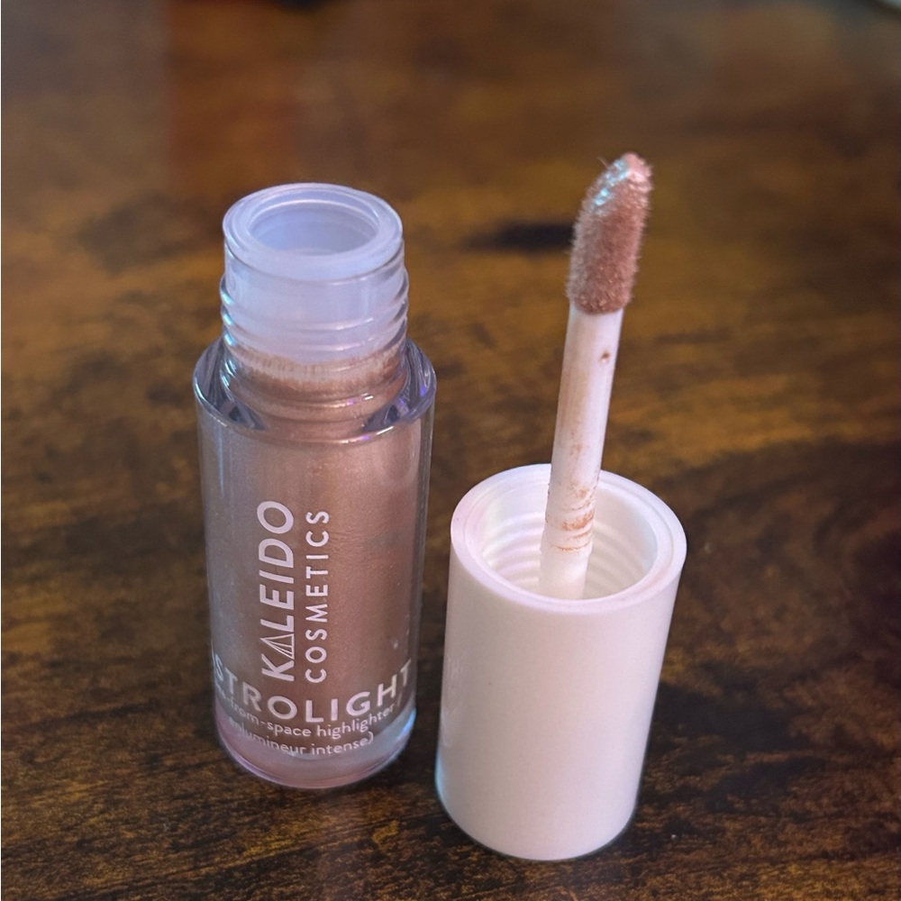 Kaleido Cosmetics Strolight Liquid Highlighter - Champagne Pink